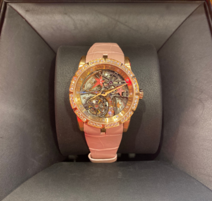 doinb夺冠送女友天价手表全球限量28块网友成了柠檬精