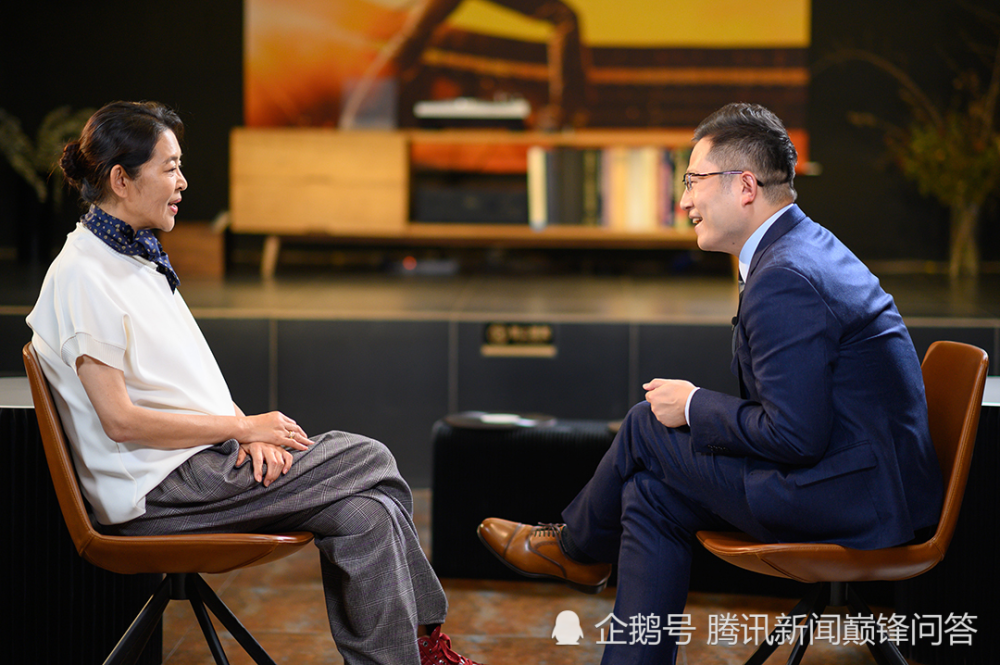 一个亭亭玉立的倪萍,从颜值上碾压如今娱乐圈千人一面的流量小花;一个