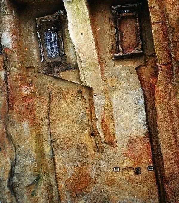 甘肃发现一座无碑墓,打开一看金碧辉煌,棺椁上的抓钉都是纯金