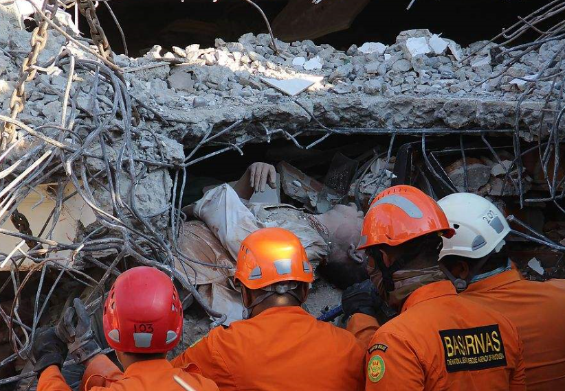 噩耗传来,东南亚小国突发强震,当地居民纷纷逃到山上,不敢回家