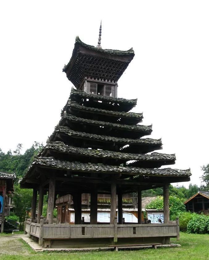 侗族的造型别致的木楼,侗寨的"遮荫树",兴旺发达的象征