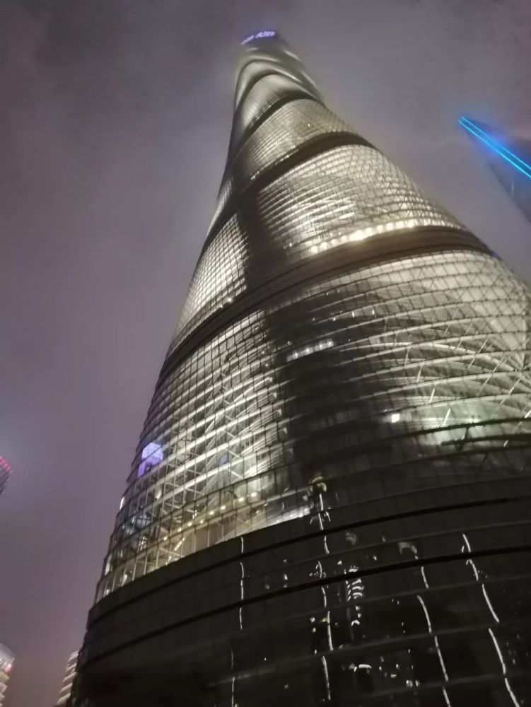 上海中心大厦,如日中天紧接着在这个"日本武士刀大楼"旁边建了一栋"