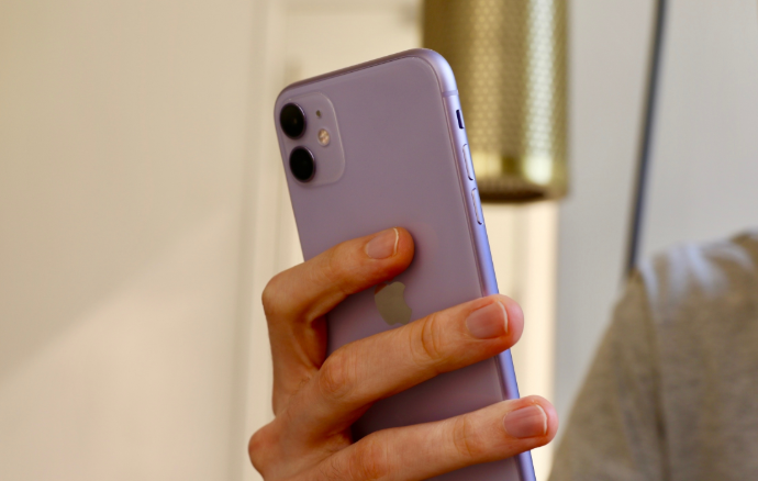 它对于iphone 11的缺点列举的非常多,比如没有返回手势,没有长截图