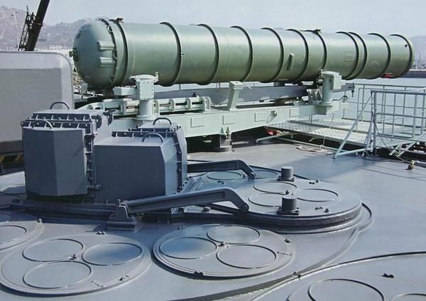 实际上就是陆基的s-300 远程防空导弹被搬到了舰上的"里夫"垂直发射