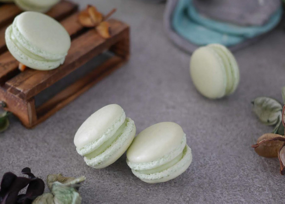 法国美食是欧美美食的翘楚,小甜点马卡龙就是表面酥脆,中间松软
