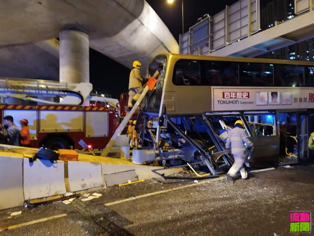 另有伤者表示,事故导致连接巴士上下层的楼梯压扁,无法通行.