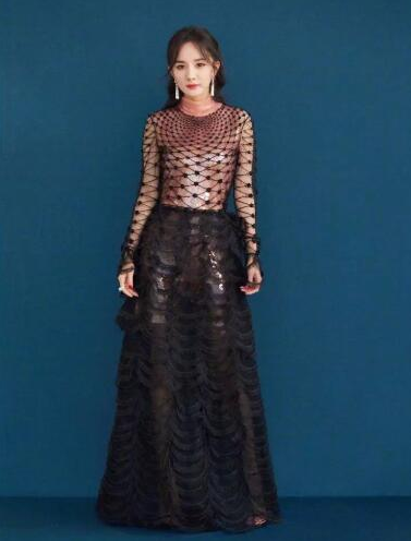 离婚后的杨幂有多开放,大胆挑战"鱼鳞裙",网友:背面才是最大亮点