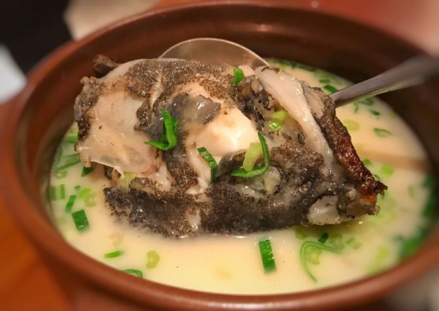 选用新鲜石斑鱼头炖出一锅好鱼汤.