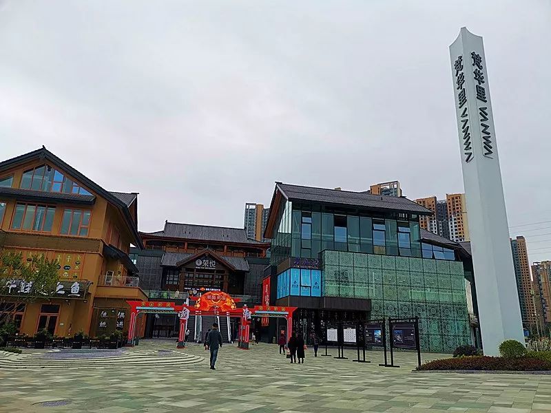 走进 梵华里小镇,繁华时尚的现代商圈气息让人印象深刻.