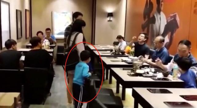 妈妈用餐厅茶杯替儿子接尿 旁边顾客提醒反被怼 关你屁事 腾讯新闻