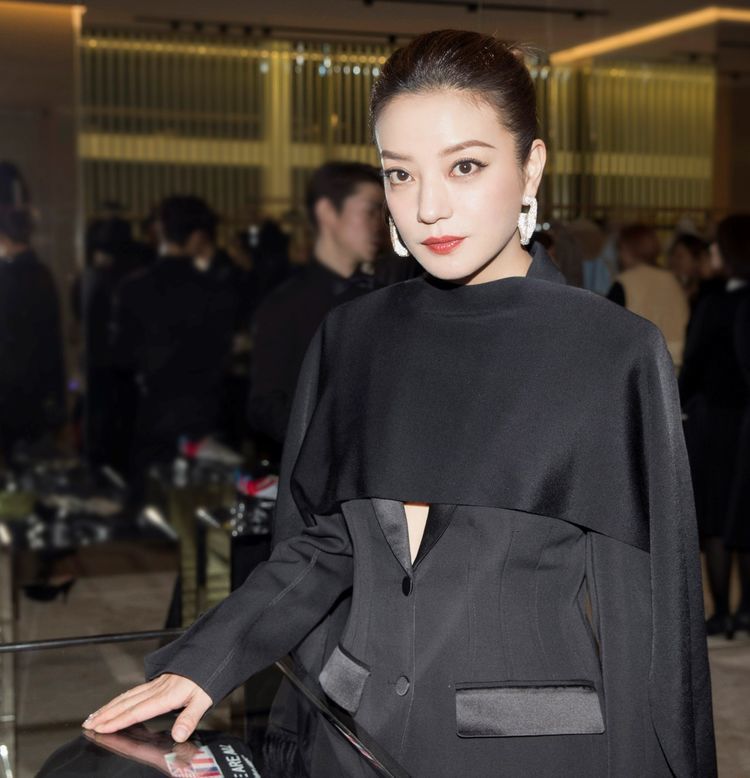 没有刘海的赵薇气场都变了,穿黑09色西服勒出a4腰,又瘦出新高度了