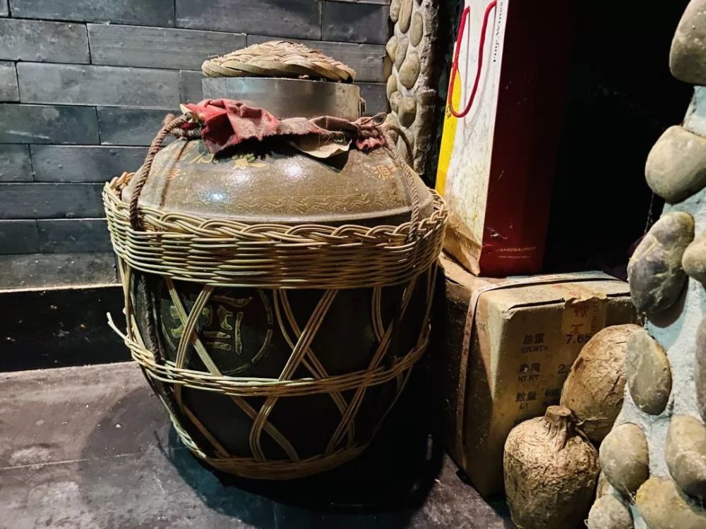 李飞出生时,父亲为他埋下的男儿红老泥窖酒博物内,有中国酒文化的