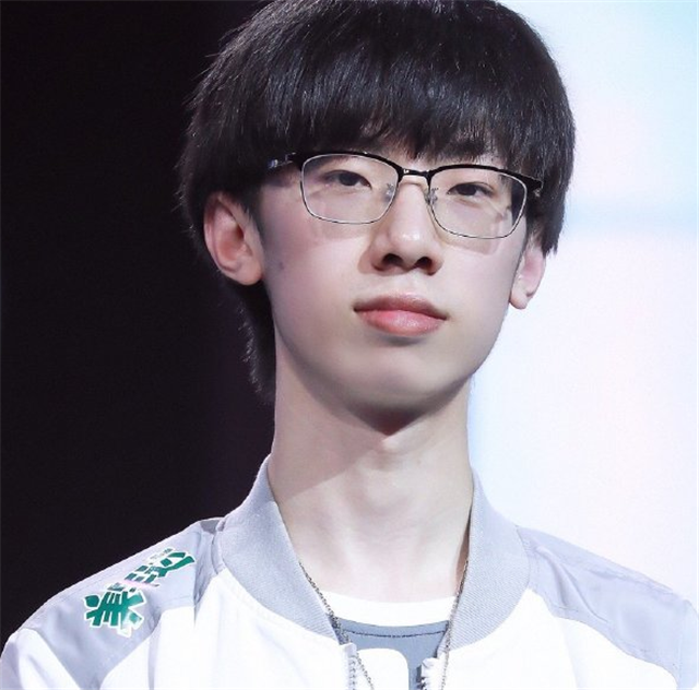 lol:宝蓝直播回应内鬼质疑,站前面也没用,辅助压根没人管?