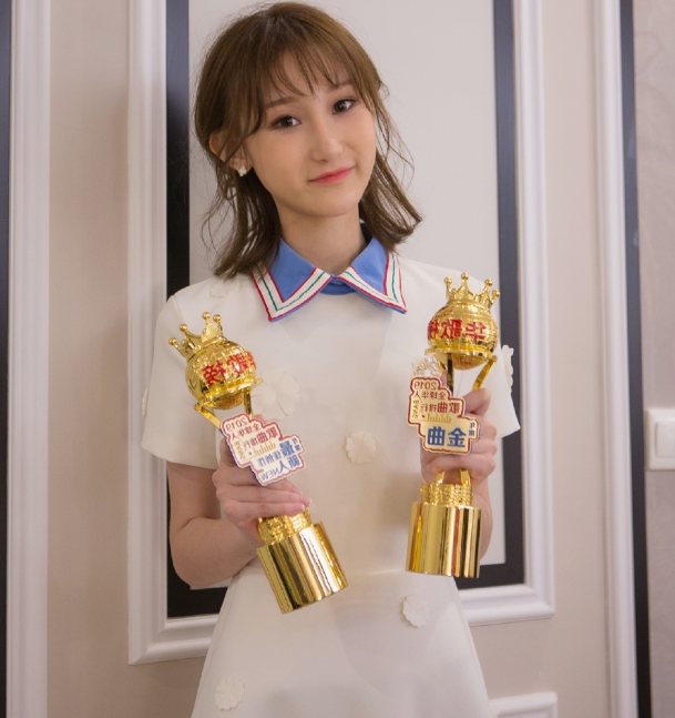 难怪陈雪凝总留空气刘海看到她的中分造型才知成熟也成缺点