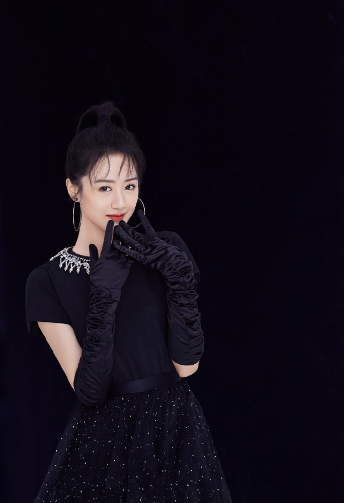 她与秦俊杰主演《听雪楼》,今穿露肩套装配短靴,知性又不失俏皮