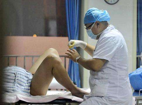 内检的时候,需要产妇要把尿排干净,然后平躺在床上,双脚弯曲拱起,医护