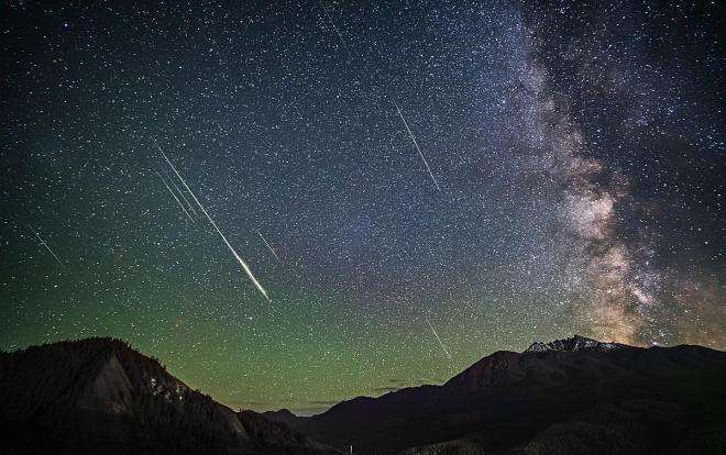 火流星是一種偶發流星引,通常火流星的亮度非常高,而且會像條閃閃發光