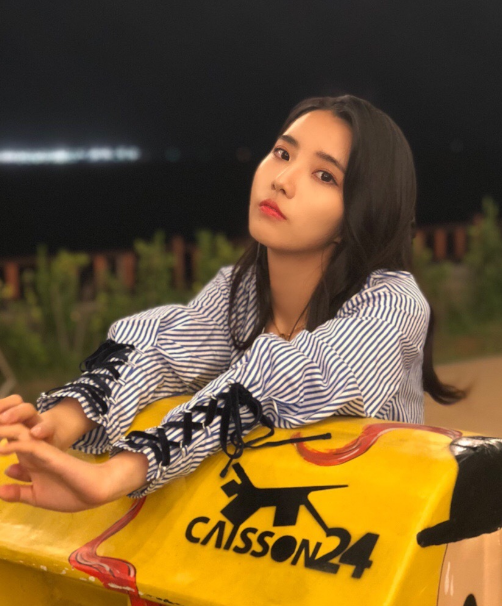 洪佩云户外写真,身穿条纹上衣清新时尚