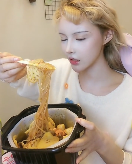 迪丽拉吃夜宵被偷拍,看到未修图下的鼻子,吃饭确定不碍事?