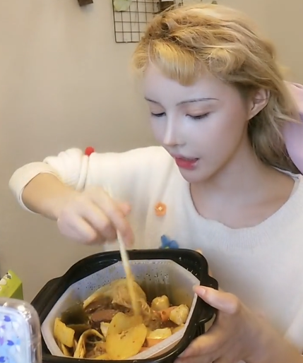 迪丽拉吃夜宵被偷拍,看到未修图下的鼻子,吃饭确定不碍事?