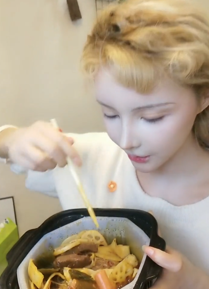 迪丽拉吃夜宵被偷拍,看到未修图下的鼻子,吃饭确定不碍事?