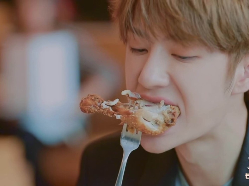 王一博吃东西也太像某种动物了吧,这还是酷盖吗?网友:肉很多罢了