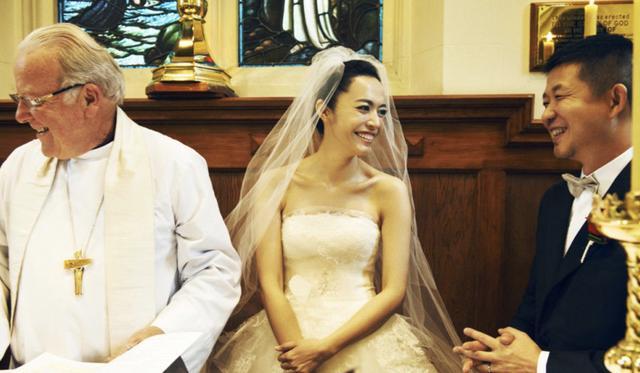 姚晨结婚七周年甜蜜放闪依偎在老公怀里大笑满脸幸福