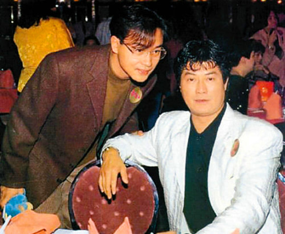 他是威震江湖的大佬,张国荣周润发受他提携,刘德华是他至交好友
