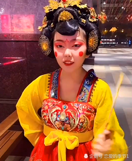 西安"不倒翁"小姐姐穿唐装就很美了,没想到染紫发却更可爱