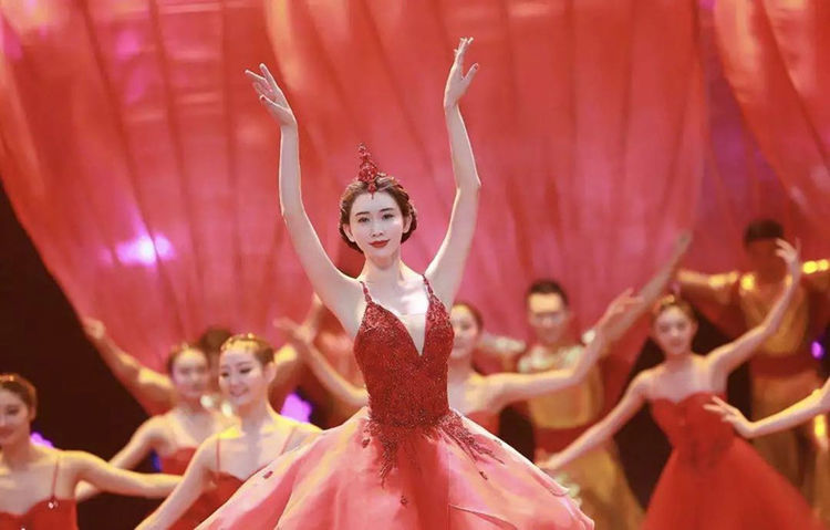 女神出嫁!44岁林志玲穿婚纱藏不住凹凸感,年度最美的新娘无疑了