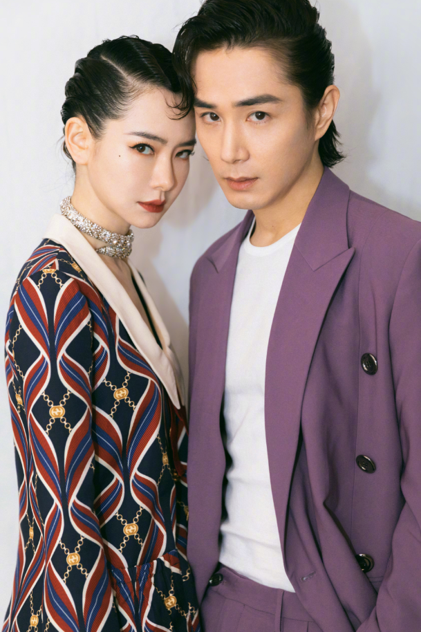 戚薇西装只穿一半,还好衬衫能遮住腿,不然李承铉都不让出门吧?