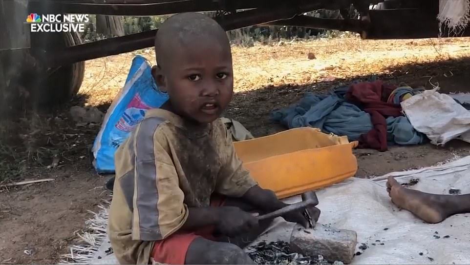 非洲童工每天顶烈日工作13小时只挣6毛钱，连一顿饱饭都吃不上（组图） - 1