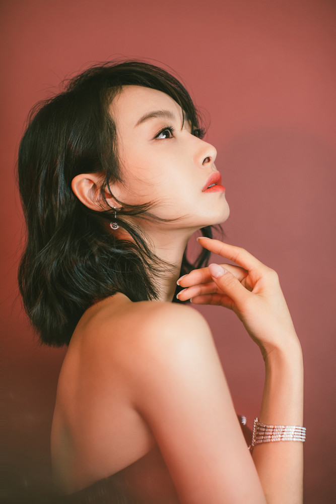 宋茜黑色燕尾裙亮相时尚活动 与爱同行以歌声传递希望