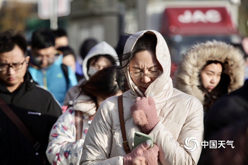 寒风刺脸 北京街头寒冷天气下的"微表情"