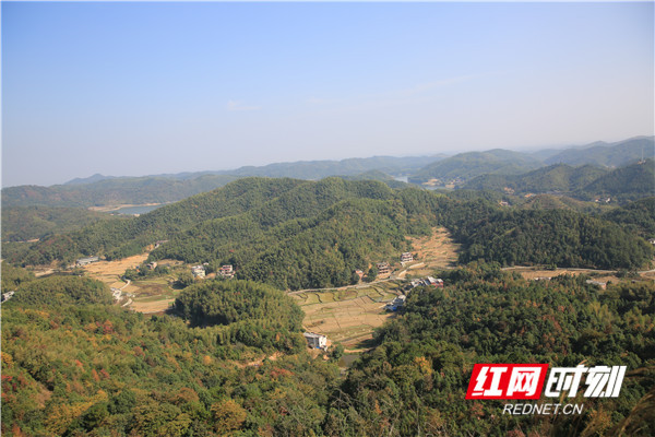 湖南省衡陽縣峴山鎮與井頭鎮的牛形山水庫(又名織女湖)南側的紫雲峰