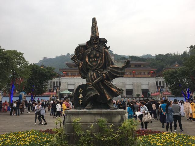 首先给大家解释一下丰都鬼城的一些建筑,黄泉路是人死之后来到了阴间