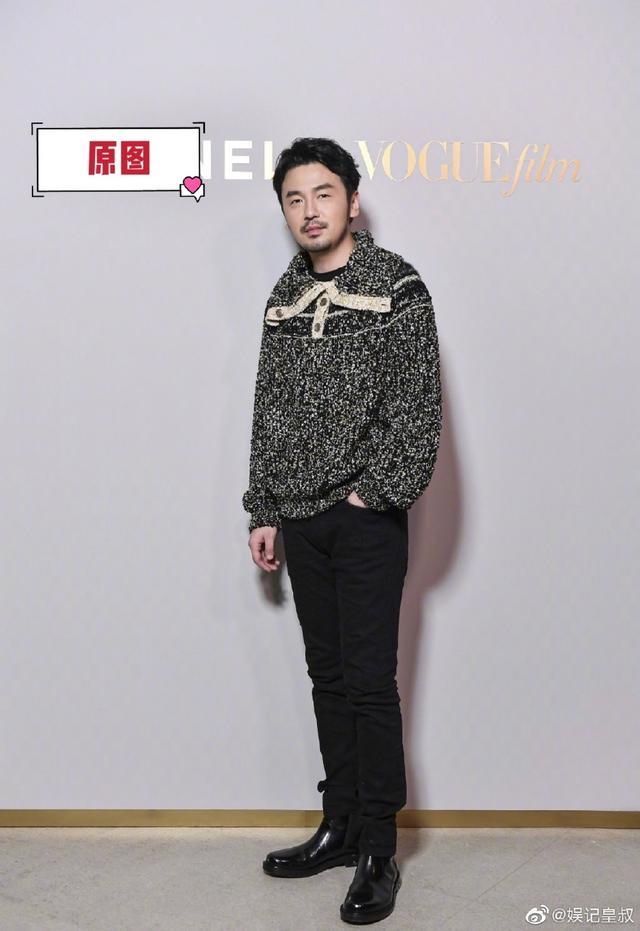 身高还是那个身高,腿还是那双腿,头缩小之后,莫名感觉雷佳音变高了