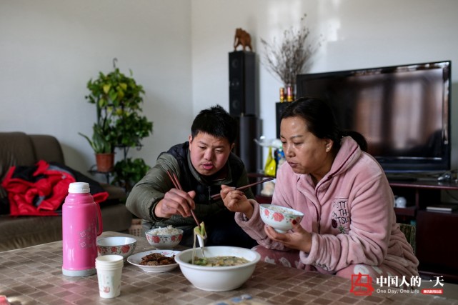 30万网友黑转粉,残疾少年因篮球逆袭