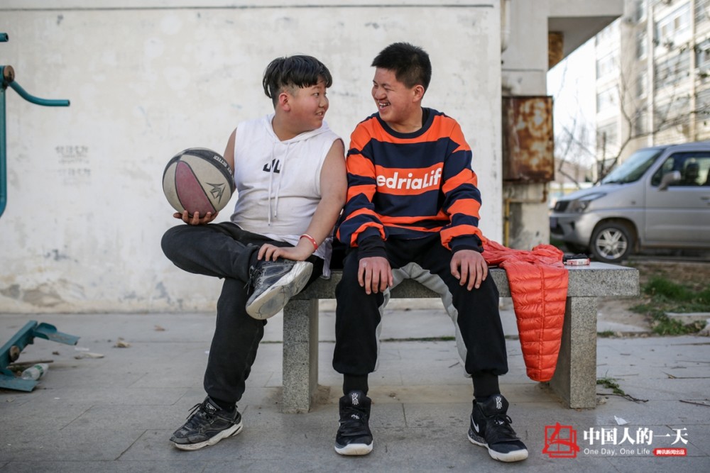 经过两年多的练习,如今的天青已经不是那个连走路都