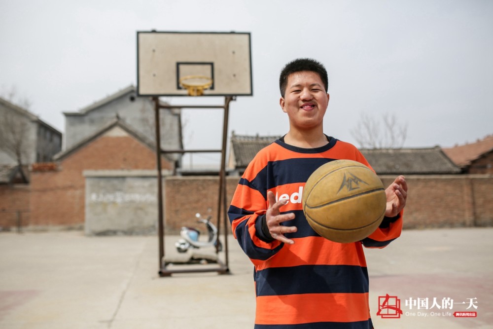 30万网友黑转粉残疾少年因篮球逆袭
