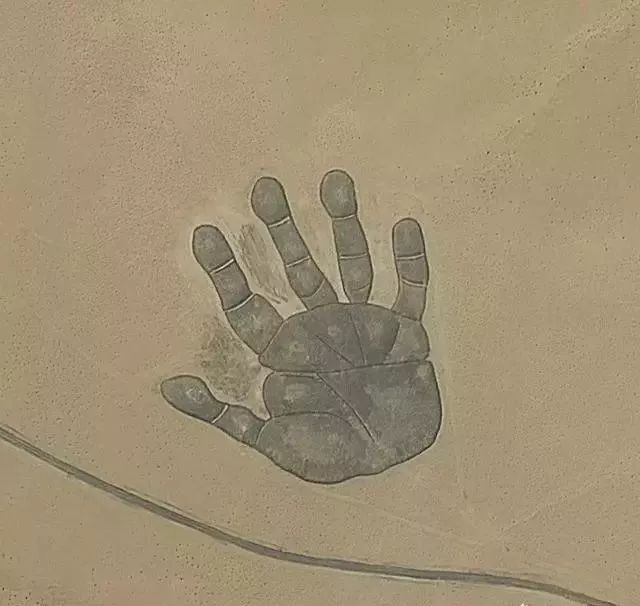 这个巨大的掌印五指分明,印痕清晰,但只有在卫星或航拍中才能窥探全貌