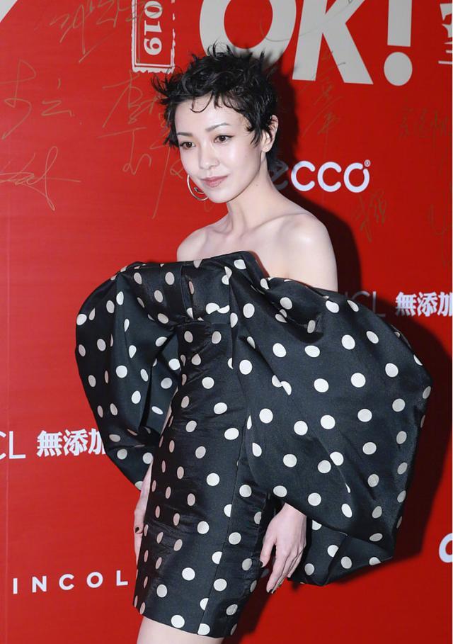 郭采洁越穿越大胆,穿工装款风衣走机场,短发配墨镜个性又洋气