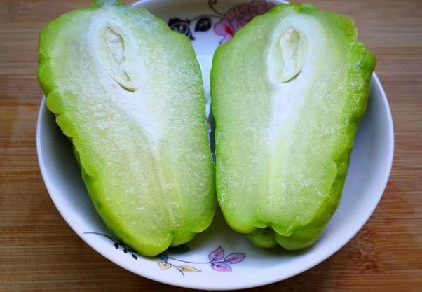 【配料】佛手瓜,腊肠,蒜粒,半勺子的食盐,半勺子的生抽【菜名】腊肠炒