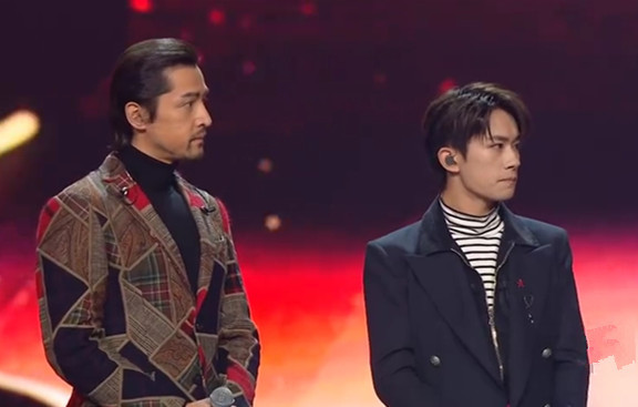 胡歌与易烊千玺同台这个动作展示风度网友情商太高