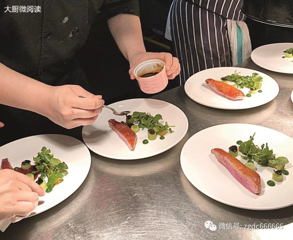 烤鸭垫着桂皮摆盘,上桌再淋石榴汁,肉质细嫩鲜香,咬一口汁水四溢!