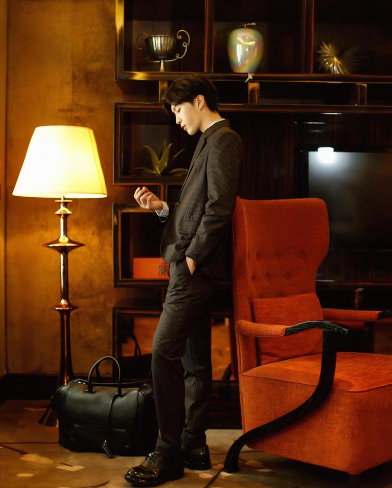 长发范丞丞宛如宫廷贵公子,穿西装变身禁欲男神,你pick哪一款?