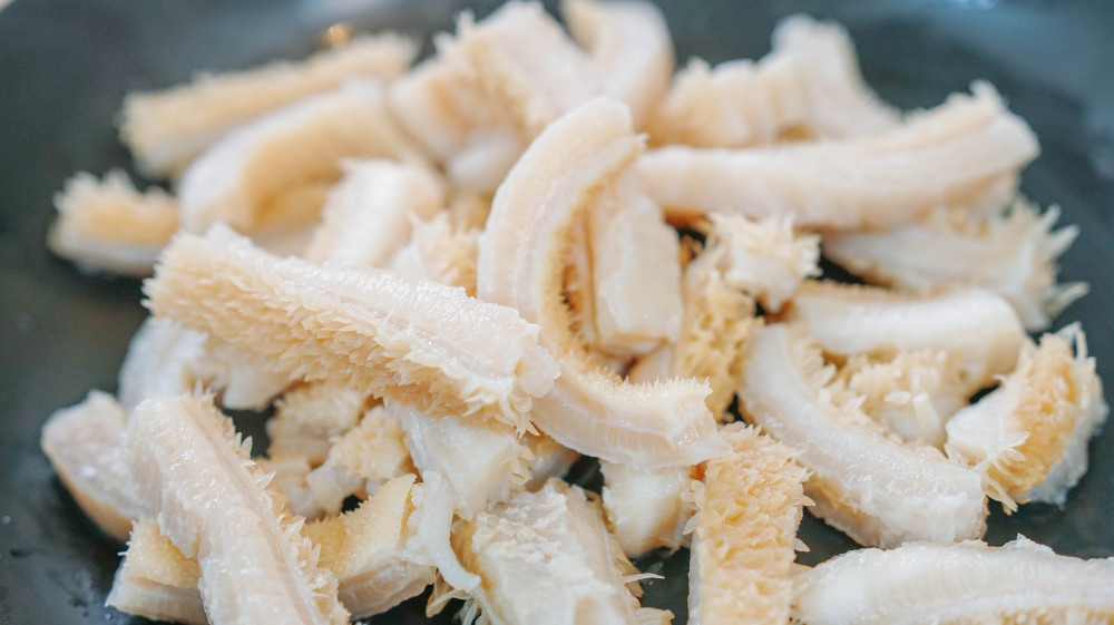 第二步: 煮好后捞出牛肚,过凉水去掉多余的油脂后切成条.