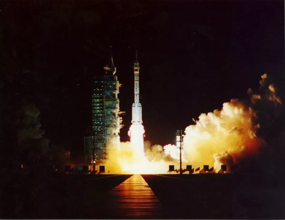 酒泉卫星发射中心|回眸丨神舟一号出征，可上九天揽月
