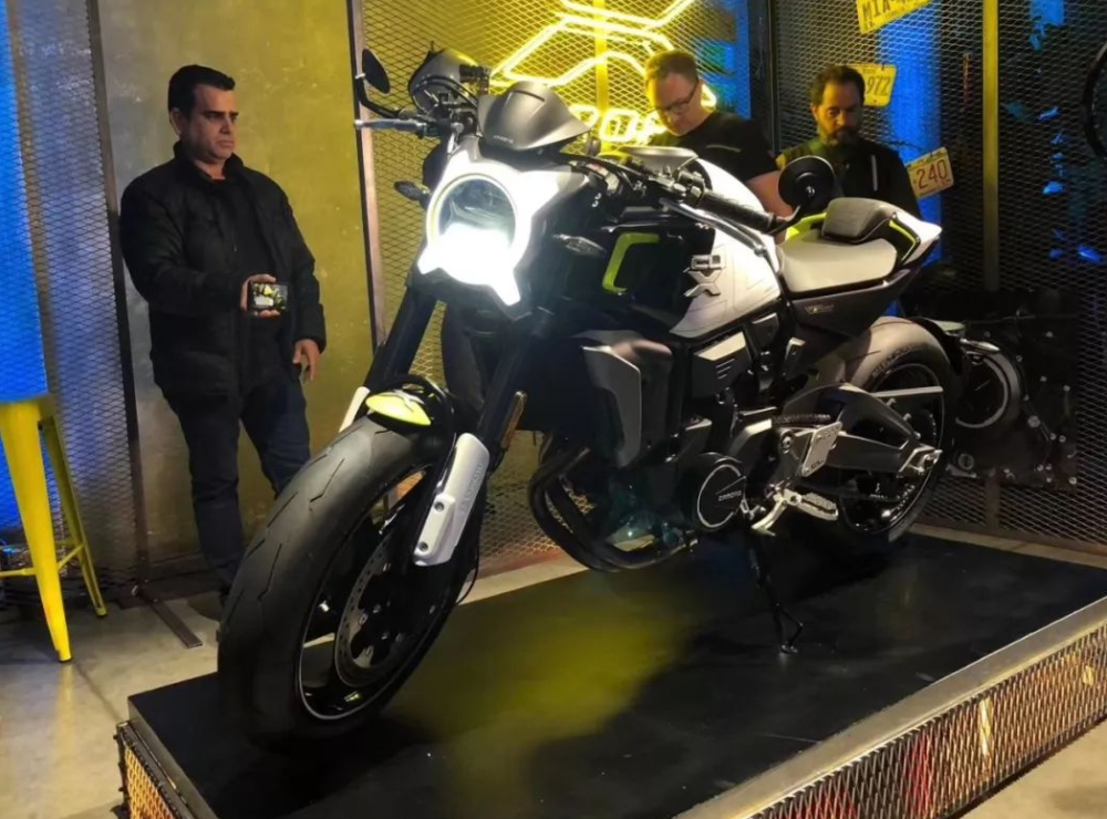 比如近日亮相的新款春风clx摩托车,定位在700cc的排量级别,已经具备不