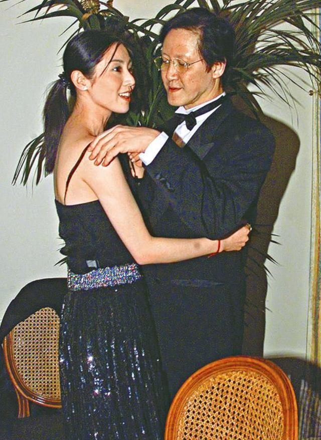 不过二人分手后还是以朋友相处,2014年向华胜因病去世时,张玉珊在追悼